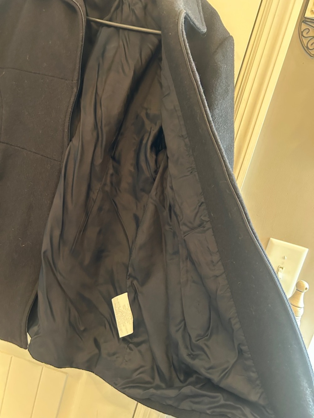 Women’s Black Wool Coat
75% Laine Wool
Lined wool coat jacket
Made in Canada - Picture 5 of 8